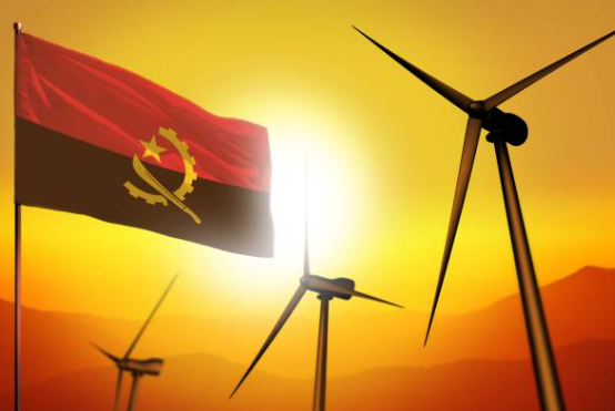 Installation de panneaux solaires dans un projet d'énergie renouvelable en Angola